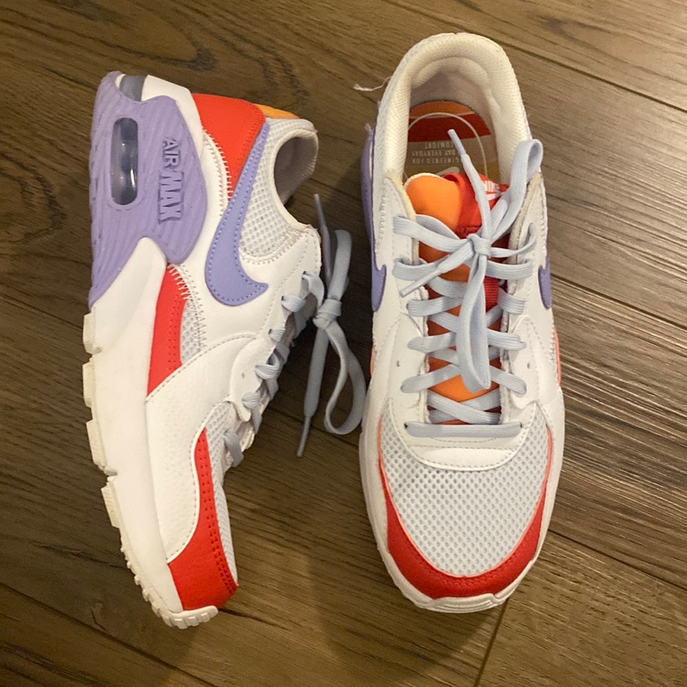 Basically brand new Nike airmax (only worn a handful of times with no stains)